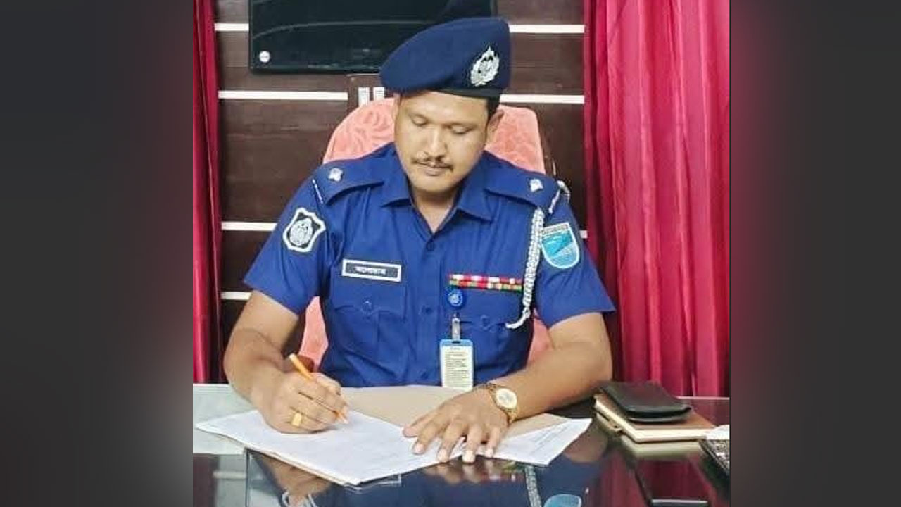 টেন্ডার পাওয়ায় বৈষম্যবিরোধী নেতার কাছে ‘জিলাপি’ খেতে চাইলেন ওসি