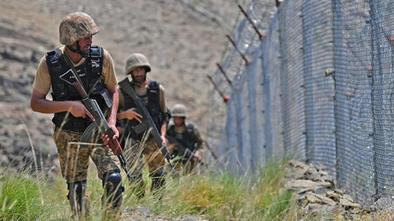 কাশ্মির সীমান্তে ভারত-পাকিস্তানের সেনাদের মধ্যে ব্যাপক গোলাগুলি