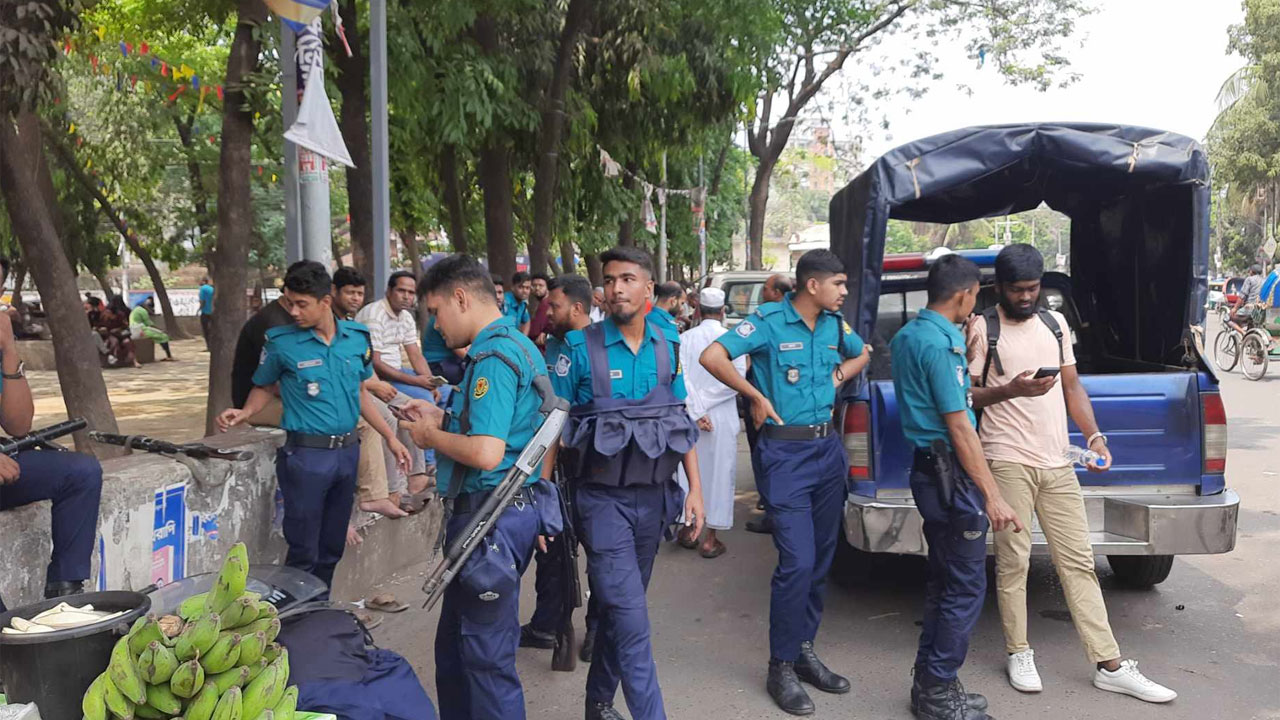 সোহরাওয়ার্দী ঘিরে সতর্ক অবস্থানে আইন-শৃঙ্খলা রক্ষাকারী বাহিনী