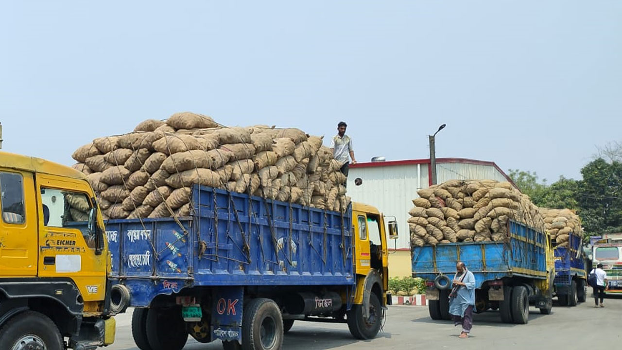 বাংলাবান্ধা স্থলবন্দরে আমদানি-রপ্তানি স্বাভাবিক, নেপালে গেল আলু