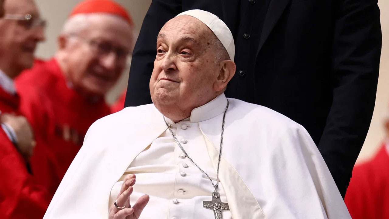 পোপ ফ্রান্সিসের খোলা কফিনের ছবি প্রকাশ