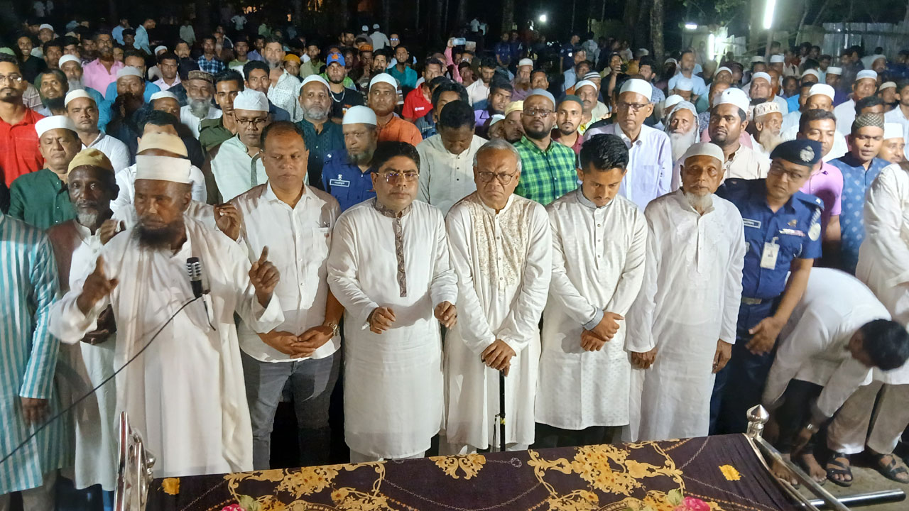 বাবার কবরের পাশে চিরনিদ্রায় শায়িত সেই শহীদের মেয়ে