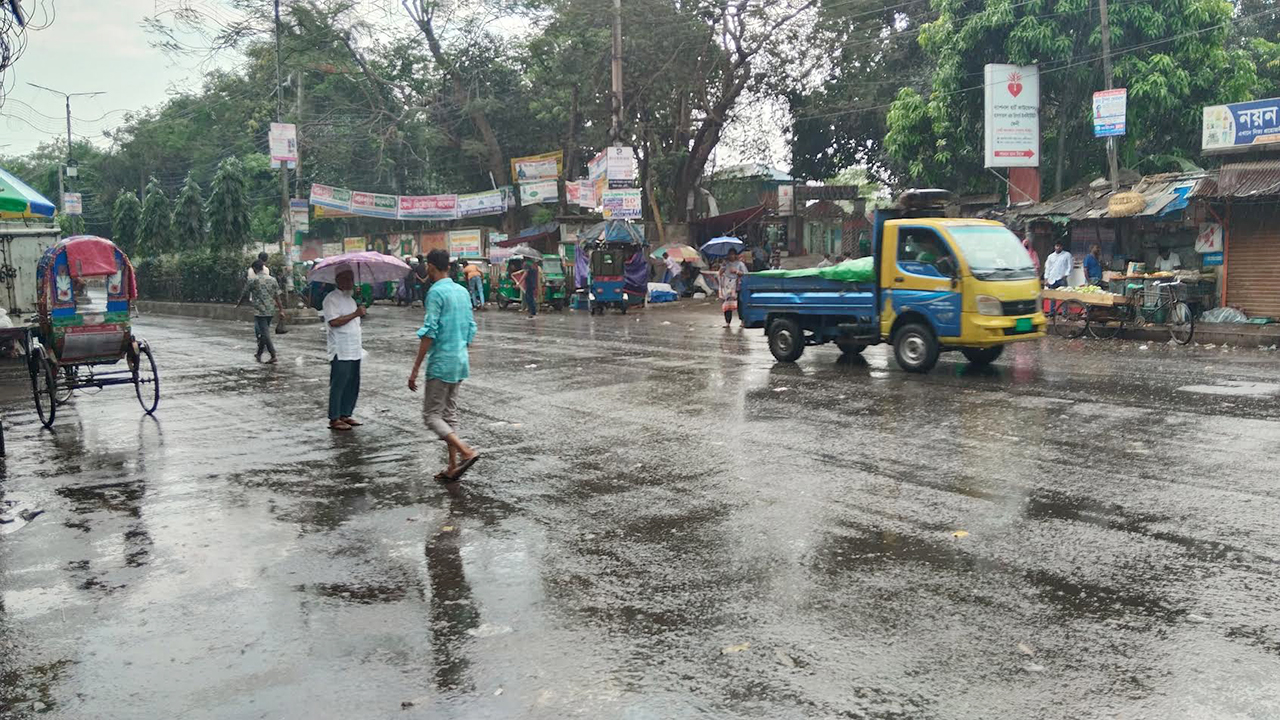 হঠাৎ বৃষ্টিতে ফেনীতে স্বস্তির পরশ