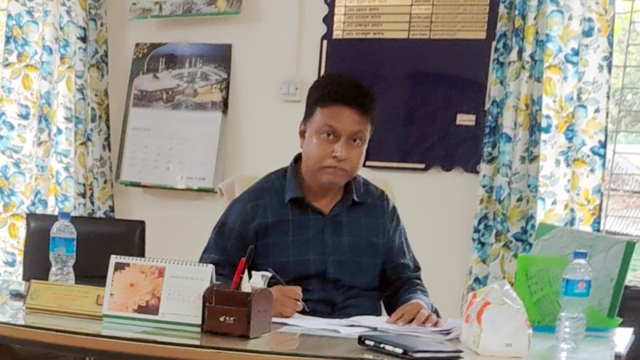 সাংবাদিকের ‘হাঁটু ভেঙে দেওয়ার’ হুমকি অধ্যক্ষের