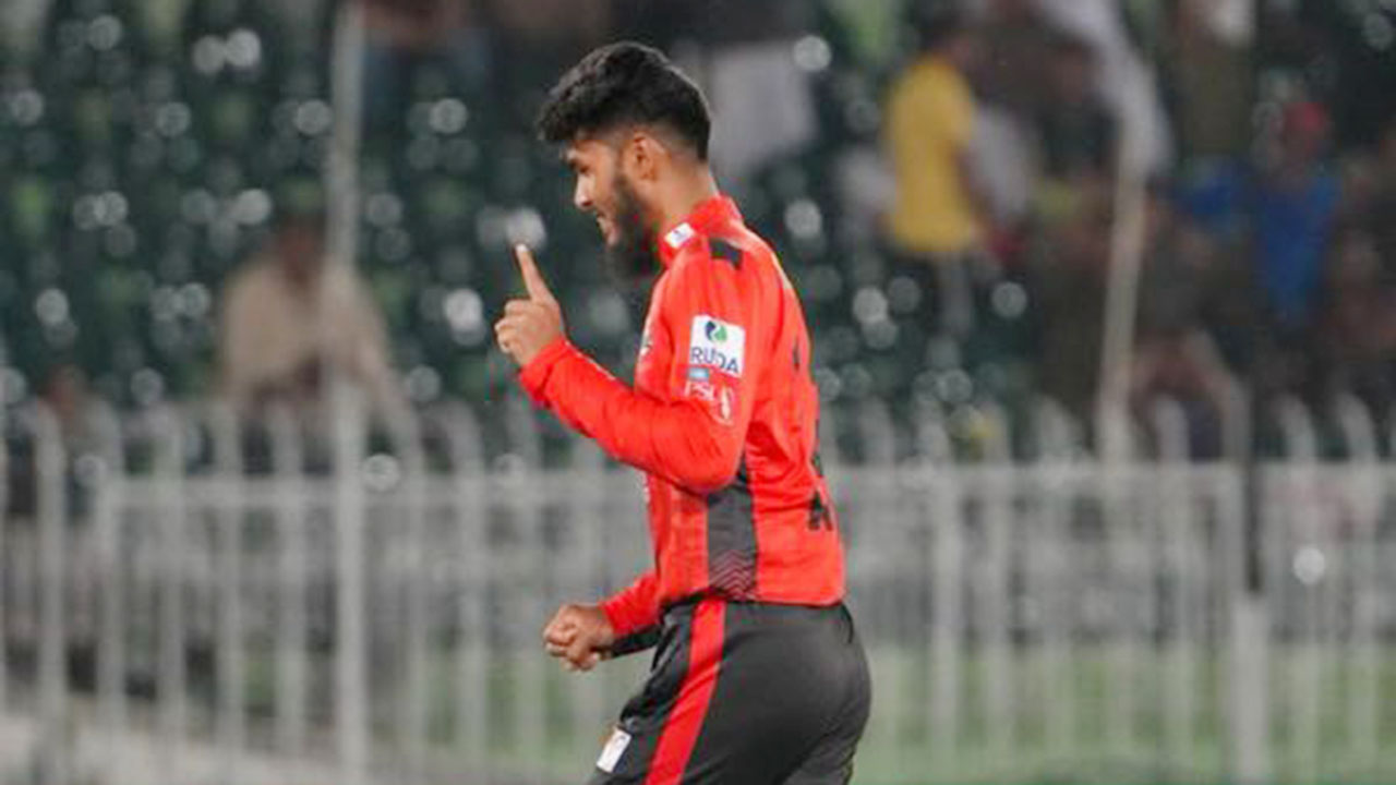 অভিষেকেই ৩ উইকেট, পিএসএলে দুর্দান্ত শুরু রিশাদের