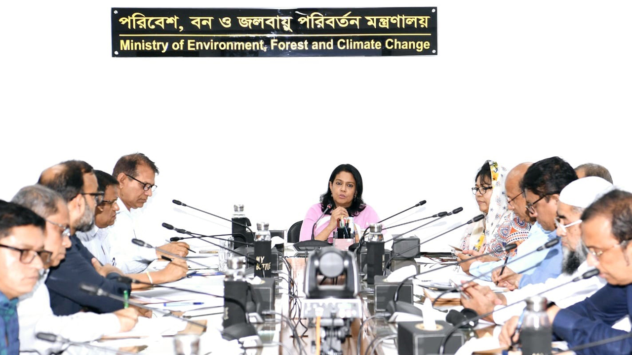 উন্মুক্ত স্থানে বর্জ্য পোড়ালেই ব্যবস্থা : পরিবেশ উপদেষ্টা