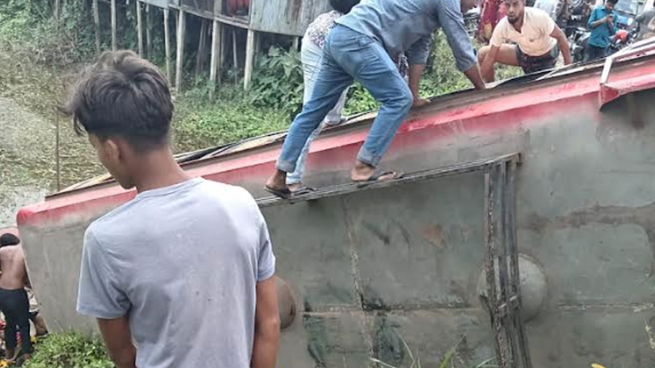 ফরিদপুরে দুর্ঘটনাকবলিত বাসটির মালিক আ.লীগ নেতা, নেই ফিটনেস