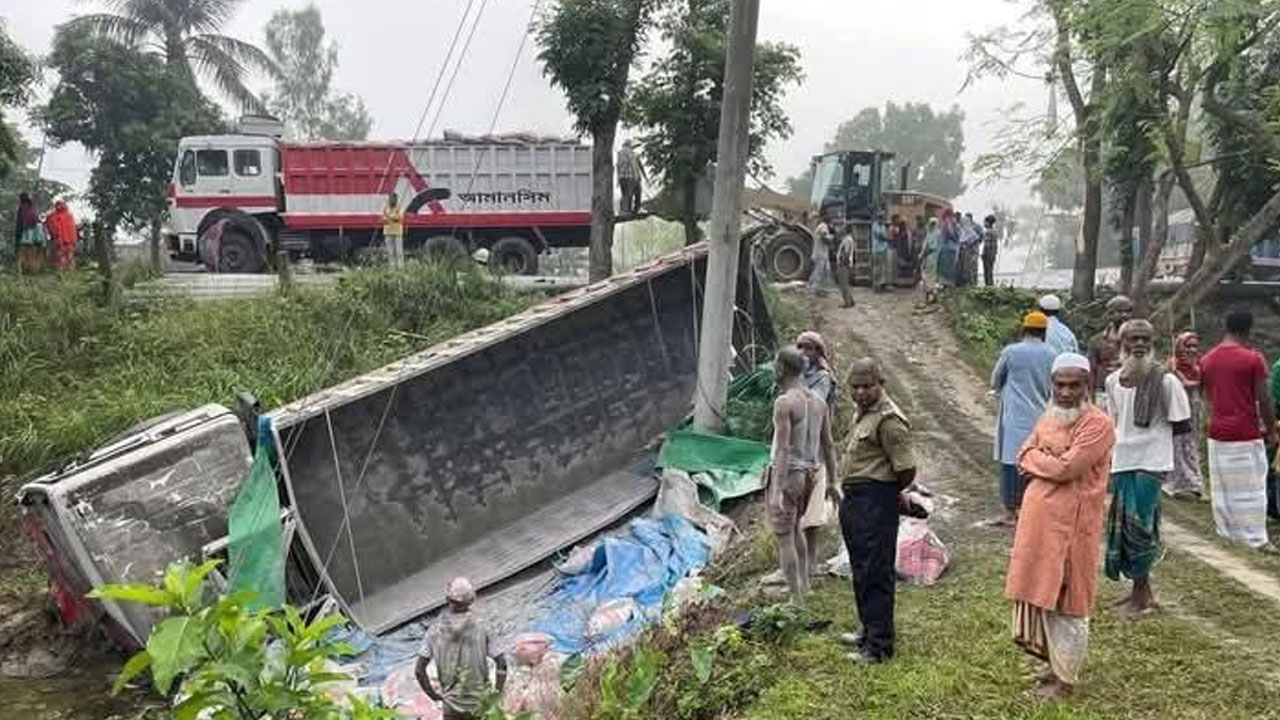সিরাজগঞ্জে ট্রাক-মাইক্রোবাসের মুখোমুখি সংঘর্ষে নিহত ২