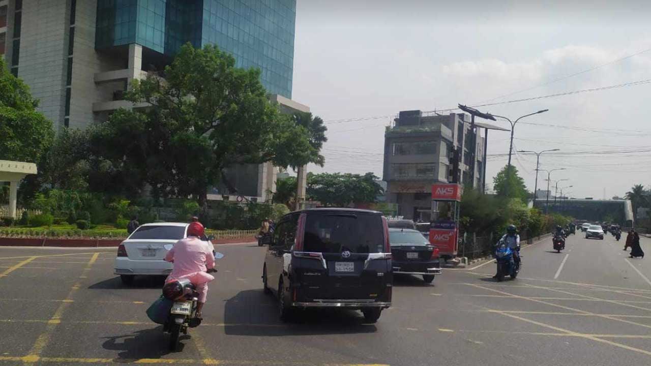 সড়কে ছিল না যানজট, স্বস্তিতে কেন্দ্রে পৌঁছেছেন পরীক্ষার্থীরা