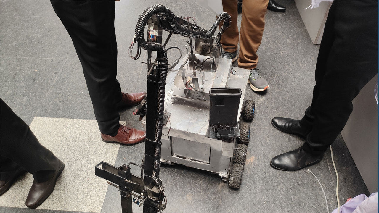 বোমা শনাক্ত থেকে নিষ্ক্রিয়, আগুন নেভাতেও সক্ষম এ রোবট