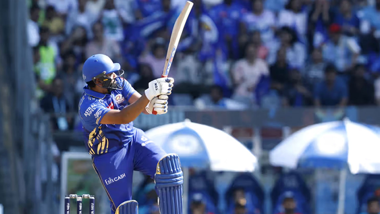 ৫ বলে ১২ রান করেই দুই রেকর্ডবুকে রোহিতের নাম