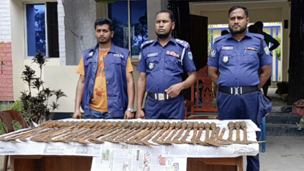 সাতক্ষীরায় পরিত্যক্ত পুকুরে মিলল ৩৪ দেশীয় অস্ত্র