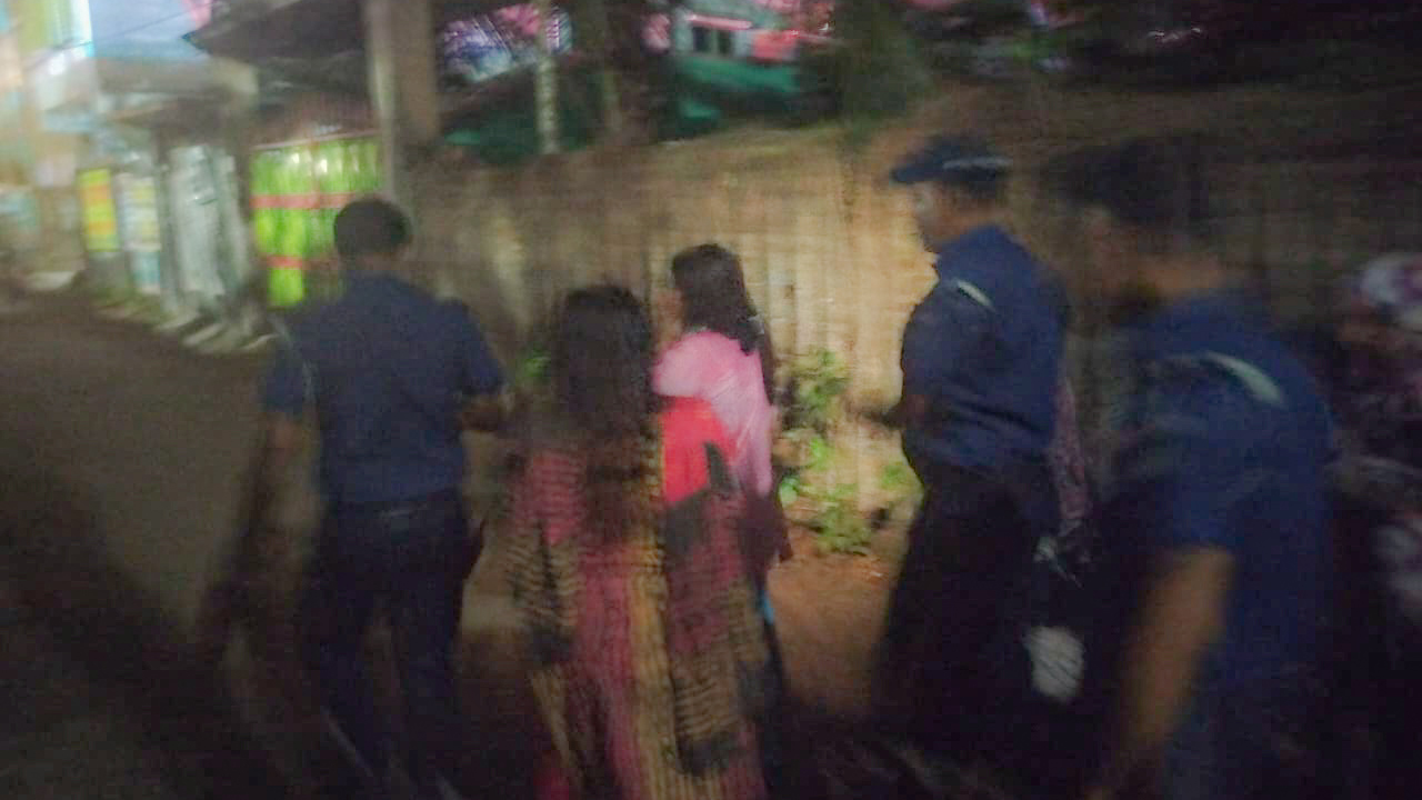 সাতক্ষীরায় ব্লাকমেইল করে টাকা আদায়ের অভিযোগে ২ নারী আটক