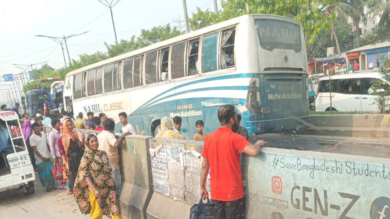 সাভারে রোড ডিভাইডারের সঙ্গে বাসের ধাক্কা, নিহত ১