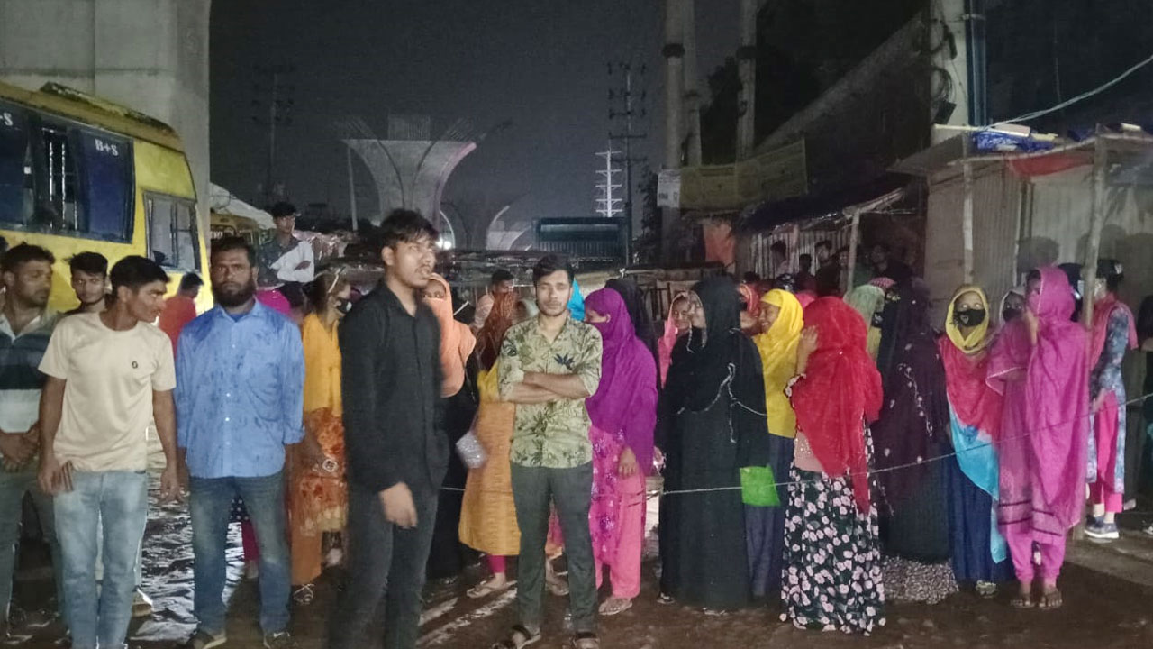 আশুলিয়ায় বকেয়া বেতনের দাবিতে সড়ক অবরোধ