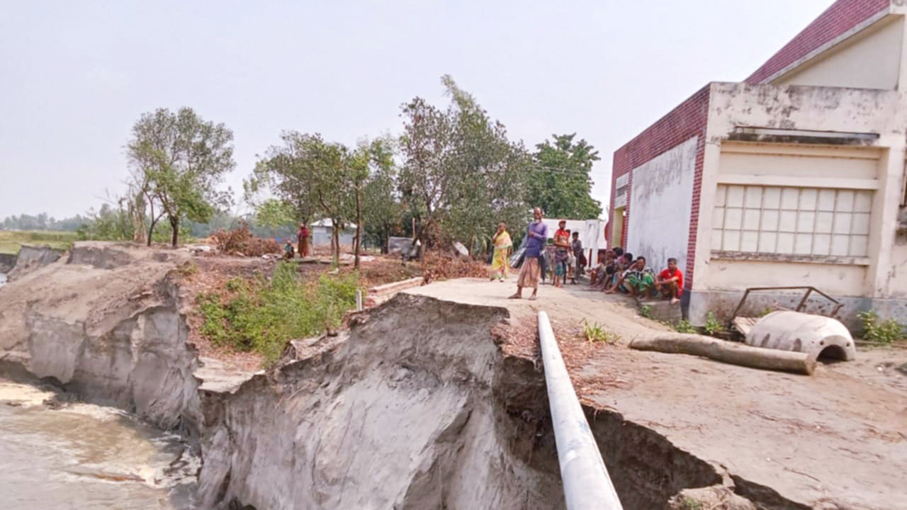 নদীগর্ভে অর্ধশত বসতবাড়ি, বিলীনের পথে চার গ্রামের একমাত্র বিদ্যালয়