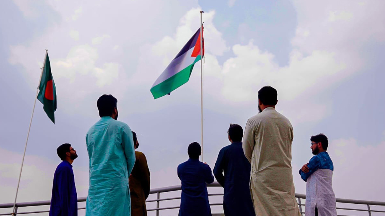 ছাত্রশিবির সভাপতির হাতে উত্তোলন হলো ফিলিস্তিনের পতাকা