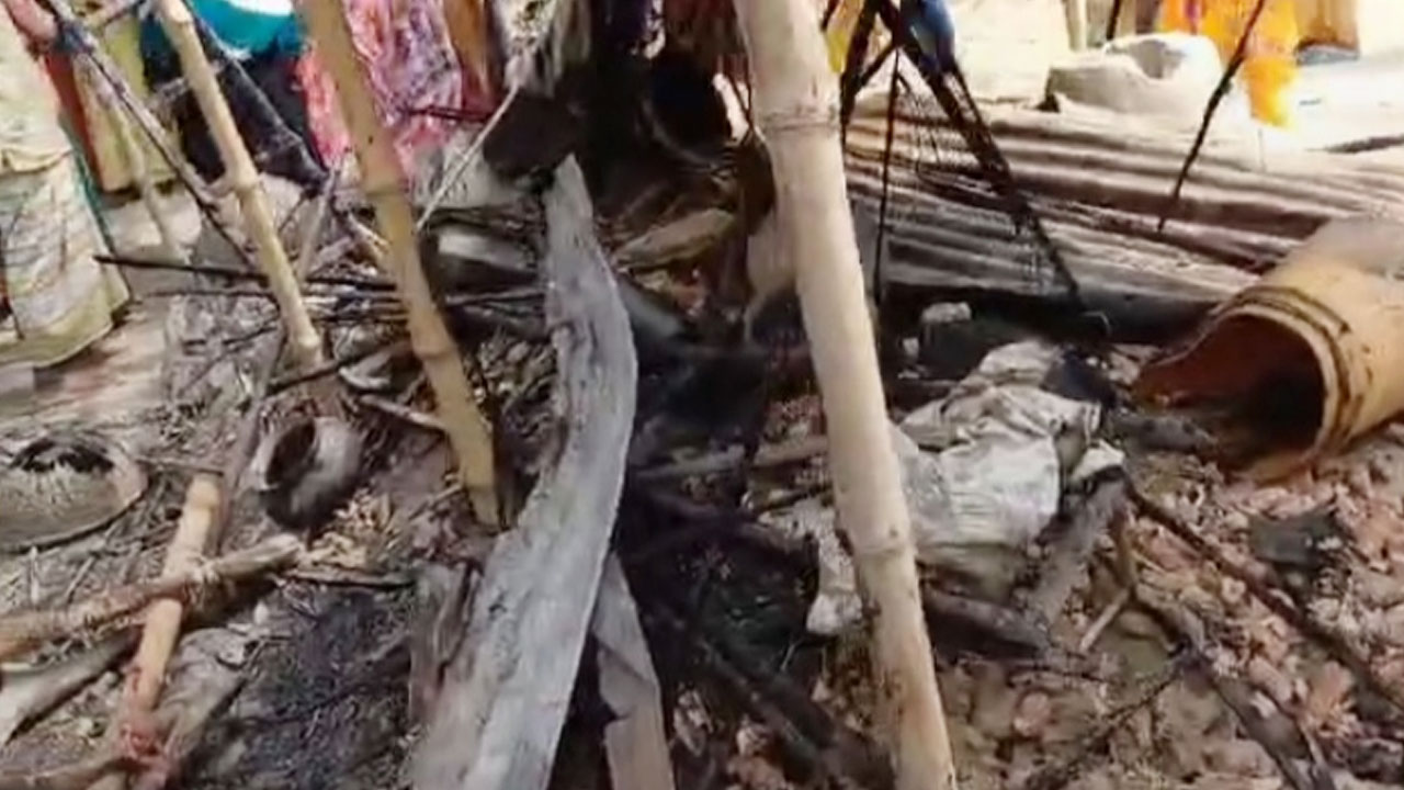 মশার কয়েলের আগুনে পুড়ল কৃষকের ৮ গরু