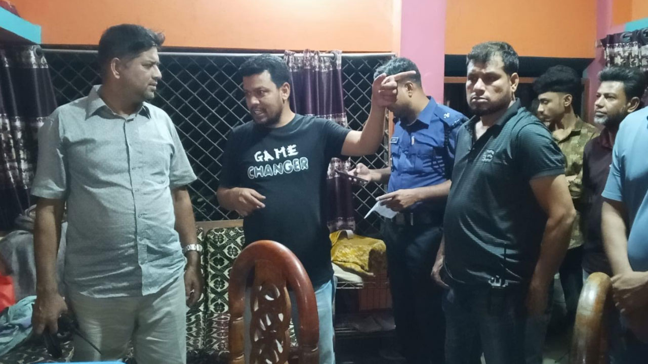 বাড়িতে ঢুকে স্কুল শিক্ষিকাকে মারধর করে স্বর্ণালংকার লুট