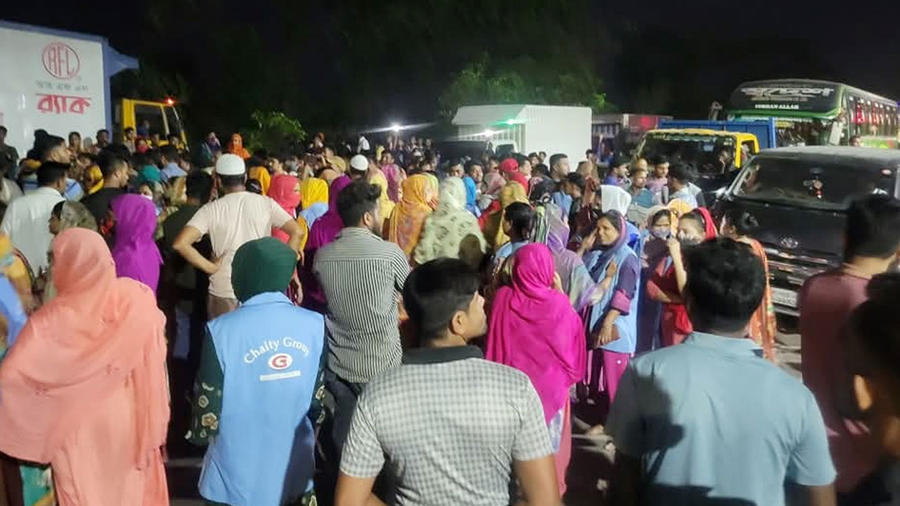 সোনারগাঁয়ে বকেয়া বেতনের দাবিতে শ্রমিকদের বিক্ষোভ