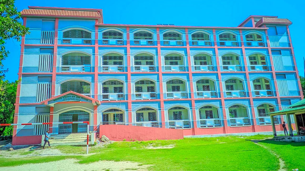 রাত পোহালেই পরীক্ষা, বাড়তি অর্থ না দেওয়ায় মেলেনি প্রবেশপত্র