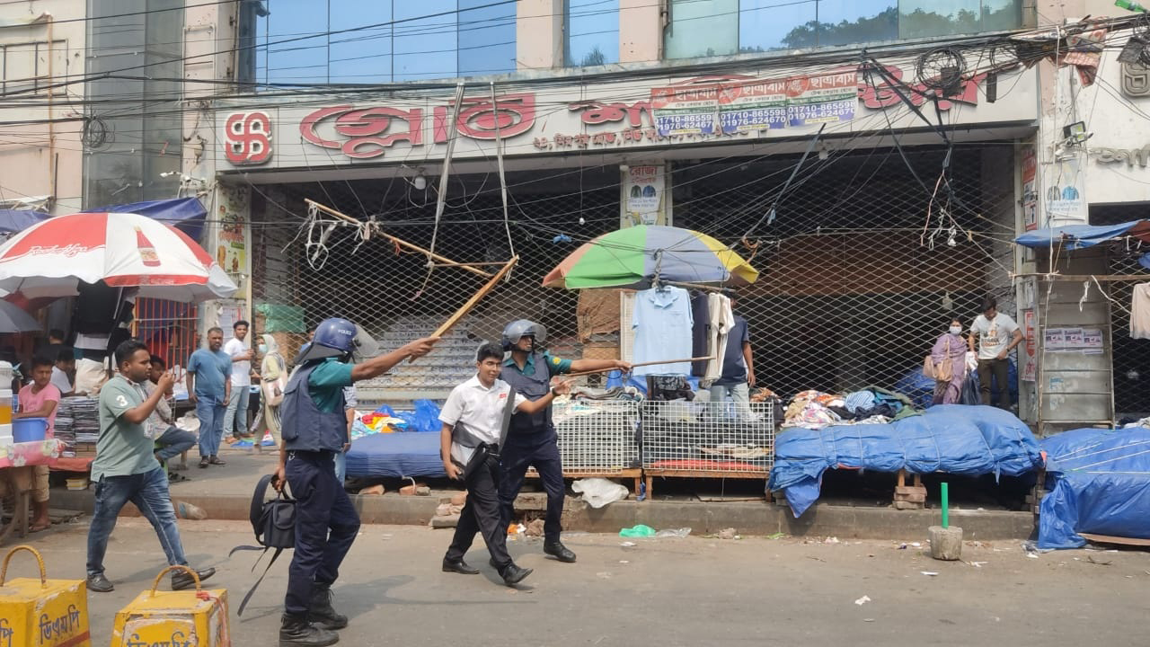 পুলিশের ধাওয়ায় ছত্রভঙ্গ ঢাকা কলেজ শিক্ষার্থীরা