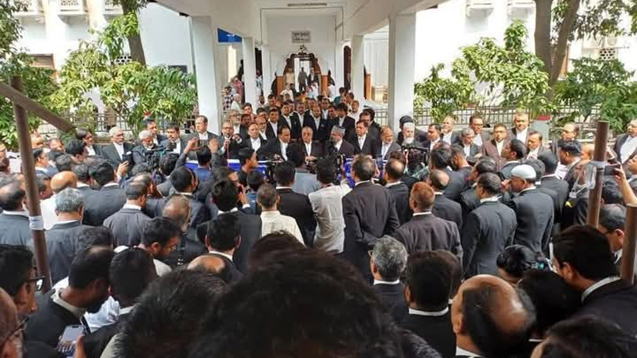 বিচারপতি খায়রুল হককে গ্রেপ্তারের দাবিতে সুপ্রিম কোর্টে বিক্ষোভ