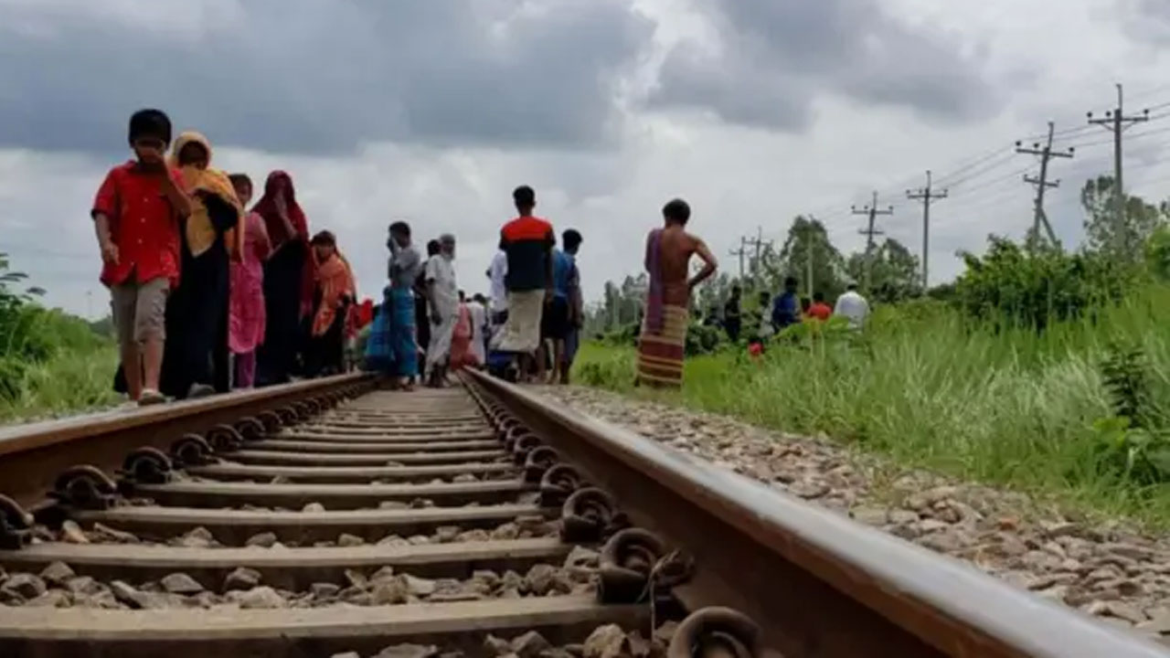 কুমিল্লায় ট্রেনে কাটা পড়ে ৩ যুবকের মৃত্যু