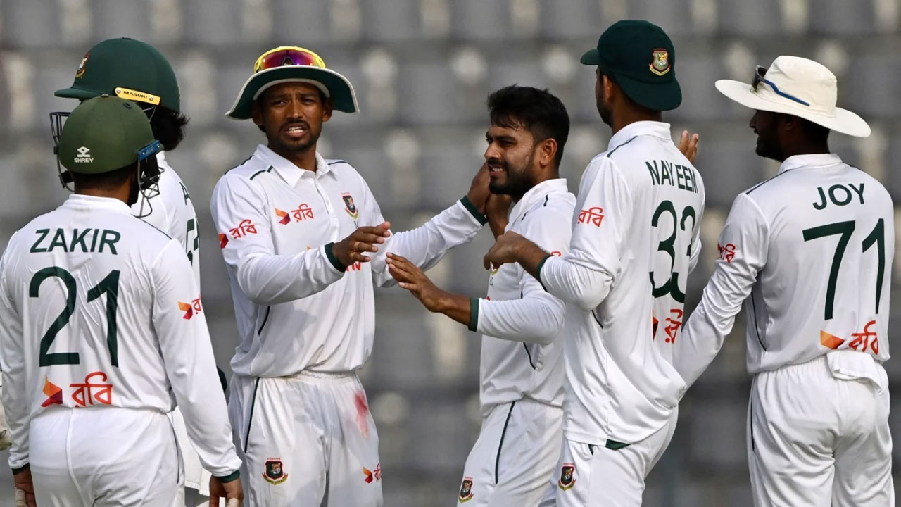 দেড়শর আগেই ৬ উইকেট তুলে লড়াইয়ে ফিরল বাংলাদেশ