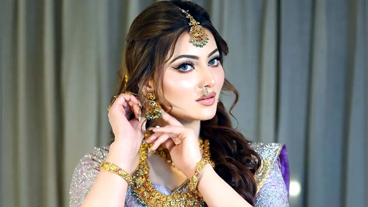 বাবার রূপের বর্ণনা দিতে গিয়ে বেফাঁস মন্তব্য, বিতর্কের মুখে ঊর্বশী