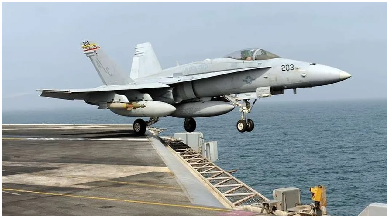 রণতরী থেকে সমুদ্রে পড়ে গেল যুক্তরাষ্ট্রের ৮১০ কোটির বিমান