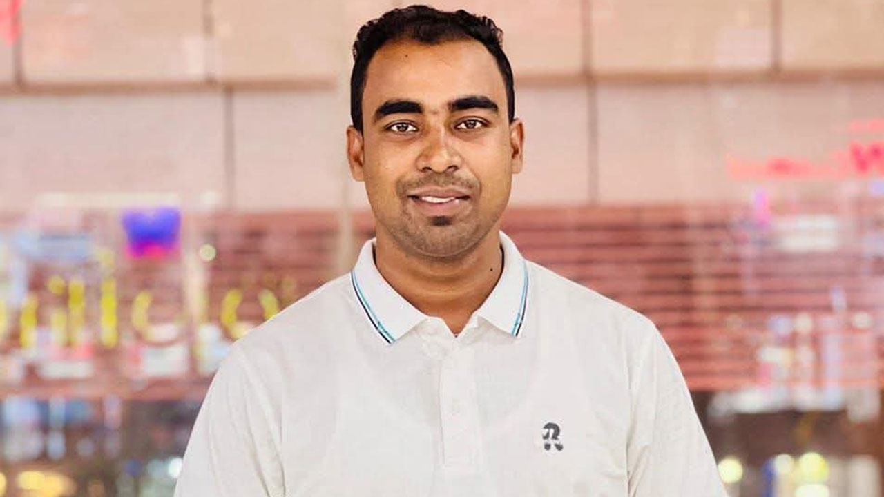 পরীক্ষার হলে ঢুকে ছাত্রীদের পানি বিতরণ, ছাত্রদল নেতাকে শোকজ