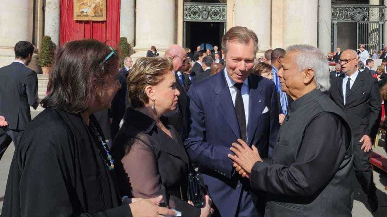 পোপ ফ্রান্সিসের শেষকৃত্যে যোগ দিলেন প্রধান উপদেষ্টা