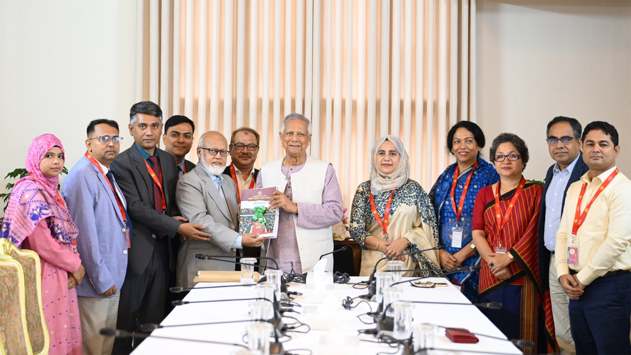 প্রধান উপদেষ্টার কাছে স্থানীয় সরকার সংস্কার কমিশনের প্রতিবেদন জমা