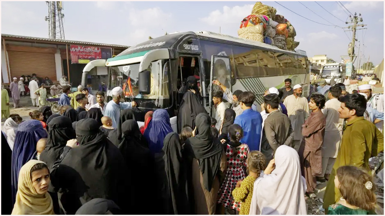নিবন্ধিত শরণার্থীদের ফেরত পাঠাতে শুরু করেছে পাকিস্তান