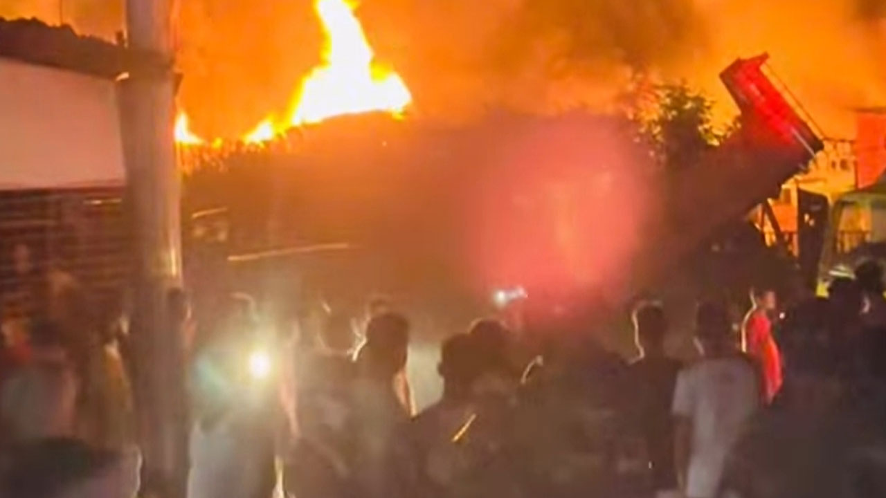 চট্টগ্রামে ঝুটের গুদাম ও প্লাস্টিক কারখানায় ভয়াবহ আগুন