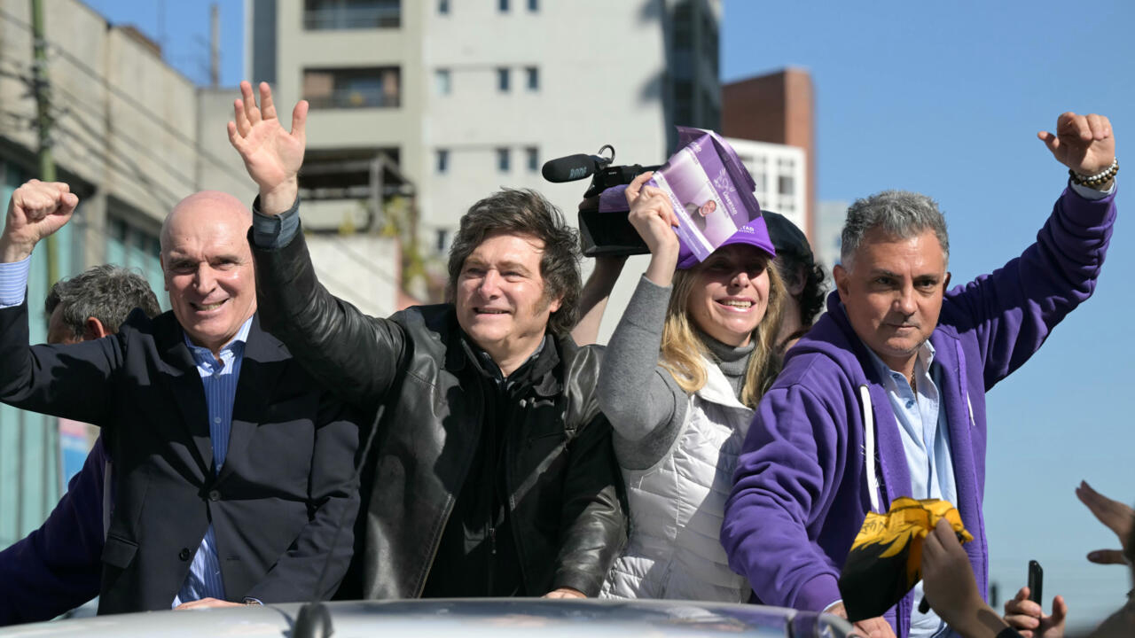 আর্জেন্টিনার প্রেসিডেন্টকে লক্ষ্য করে বোতল-পাথর মারলেন বিক্ষোভকারীরা