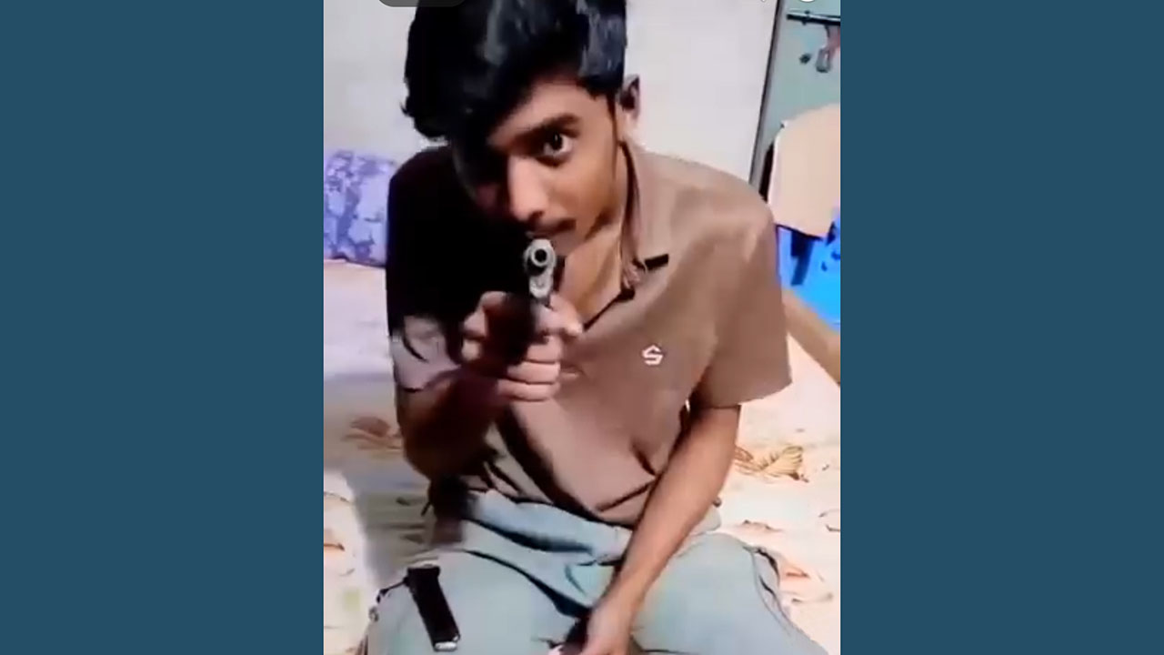 অস্ত্র হাতে যুবকের ভিডিও ভাইরাল