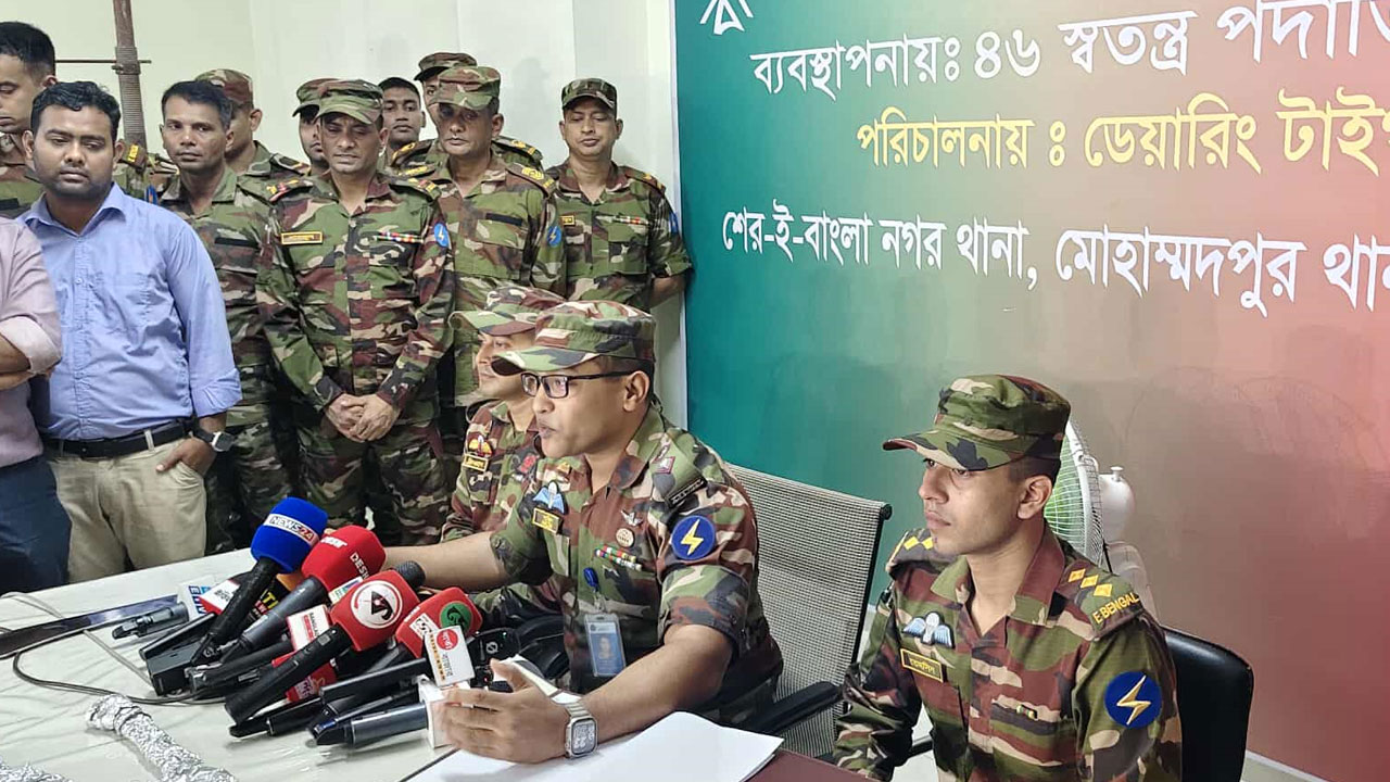 নিউ মার্কেটে সেনা অভিযানে ১১০০টির বেশি ধারালো অস্ত্র উদ্ধার, আটক ৯