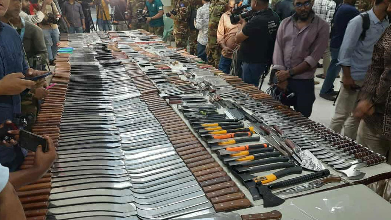 নিউ মার্কেটে সেনা অভিযানে ১১০০টির বেশি ধারালো অস্ত্র উদ্ধার, আটক ৯