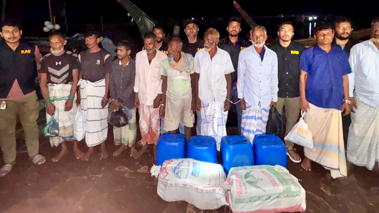 মাছ ধরার ট্রলারে মিলল সাড়ে ৪ লাখ পিস ইয়াবা, আটক ৯