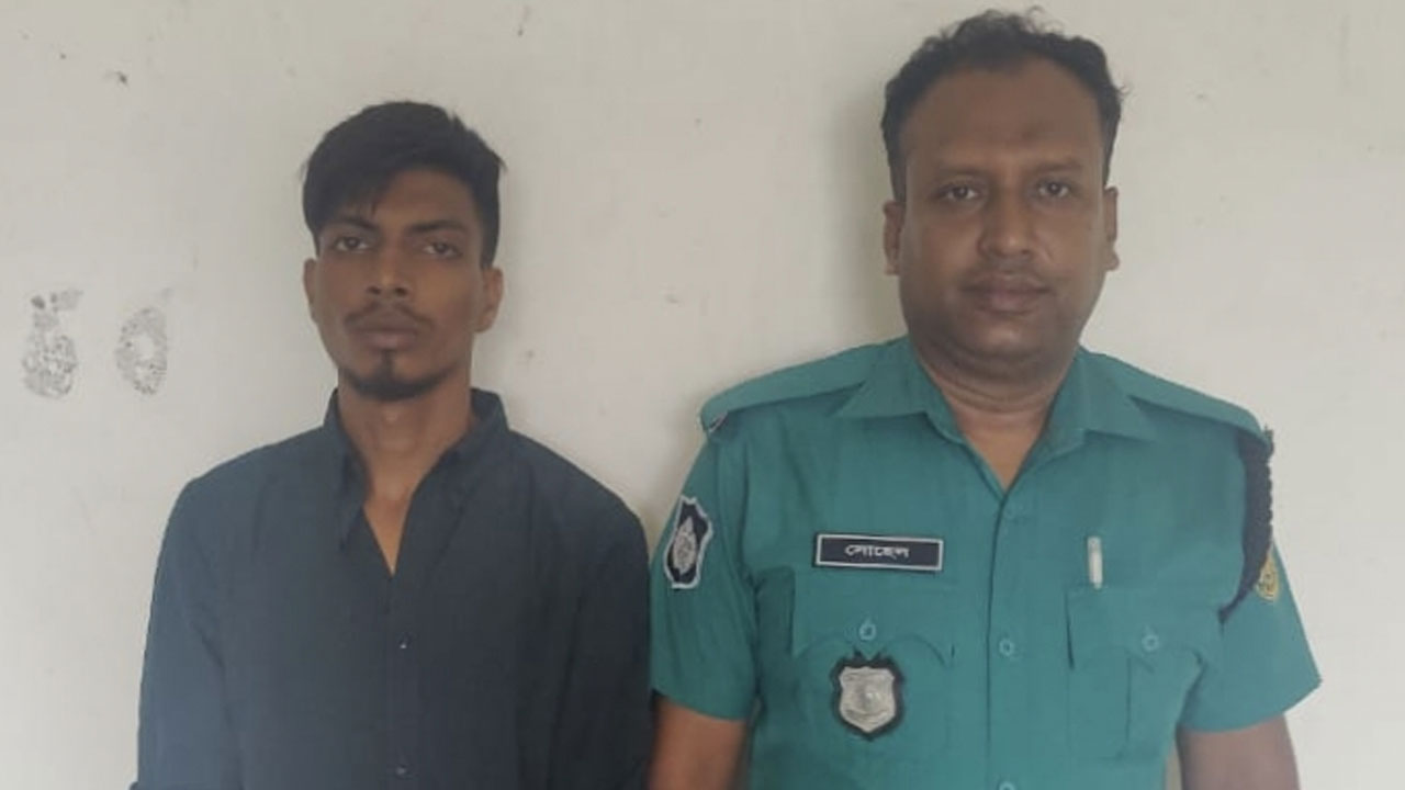 মোহাম্মদপুরে চাপাতি ঠেকিয়ে ছিনতাই, গ্রেপ্তার ১