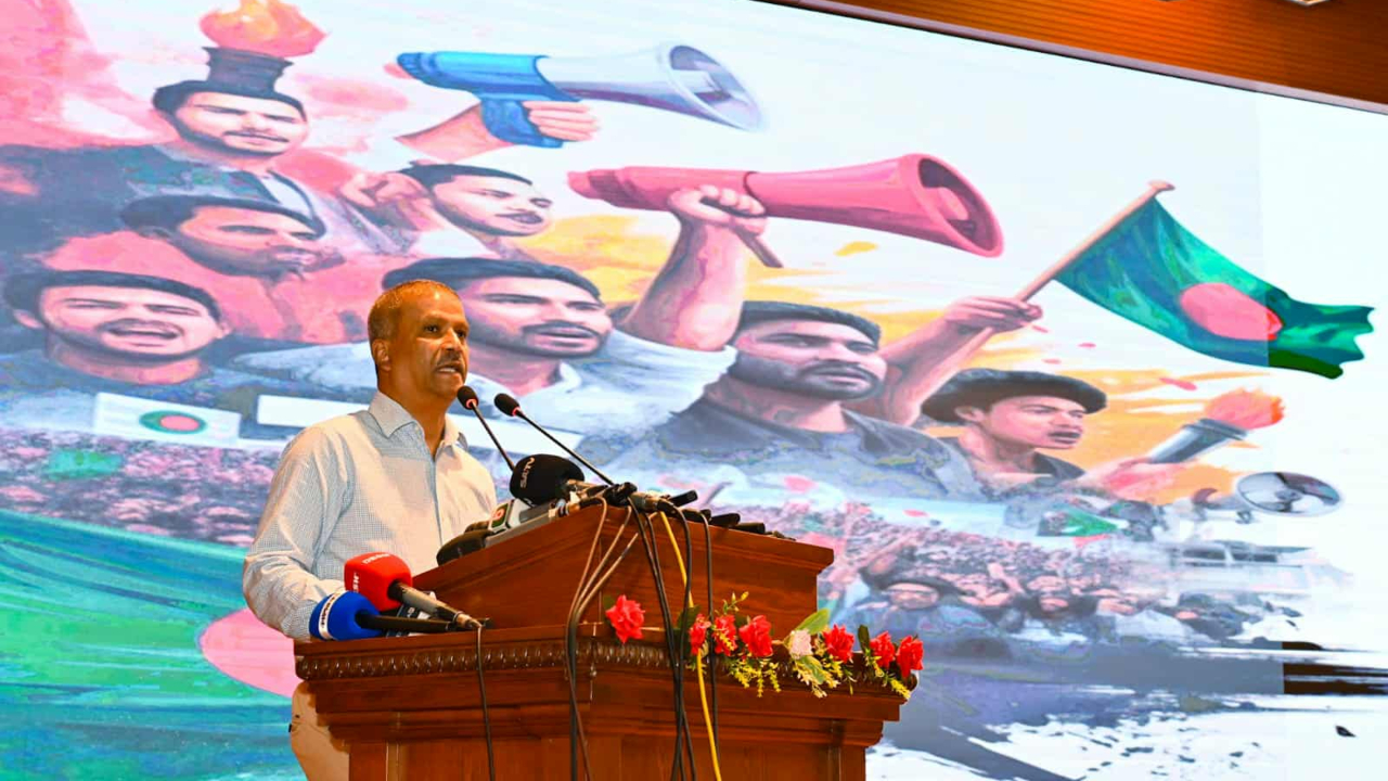 অনেক দেশের বিমানবন্দরে গেলে এমনভাবে তাকায়, মনে হয় মরে যাই