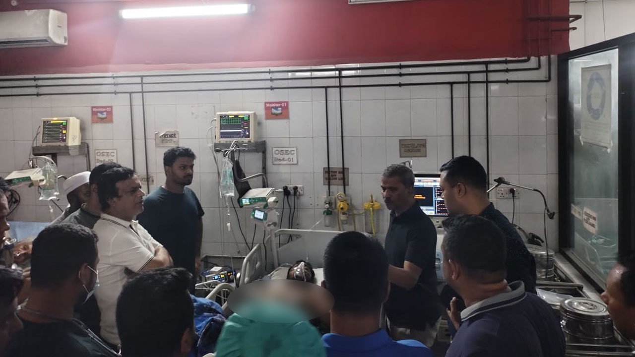 আহত নুরকে দেখতে ঢাকা মেডিকেলে আইন উপদেষ্টা