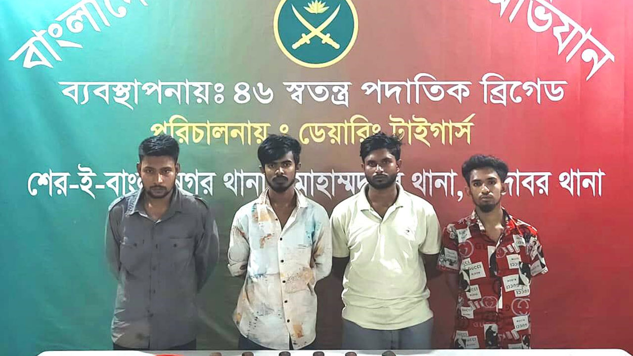 মোহাম্মদপুরে সেনা অভিযানে দেশীয় অস্ত্র ও ককটেলসহ আটক ৪