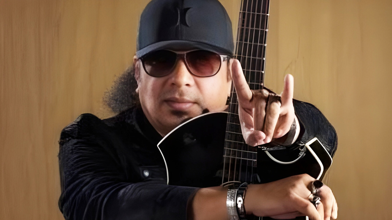 গিটারের জাদুকরকে স্মরণ করার দিন আজ