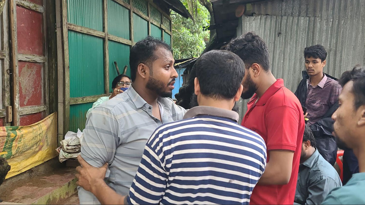 চালকের ঘুম কেড়ে নিল একই পরিবারের ৭ প্রাণ