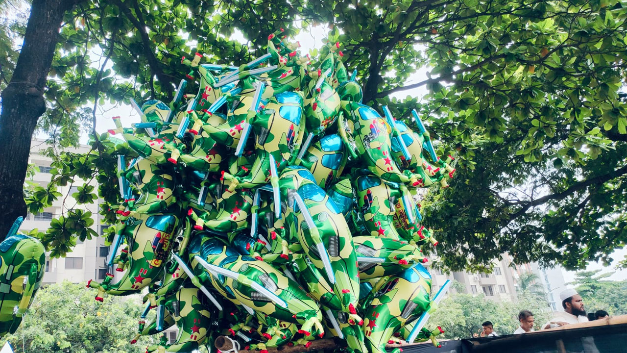 প্রতীকী হেলিকপ্টারে শেখ হাসিনার পালানোর মুহূর্ত উদযাপন