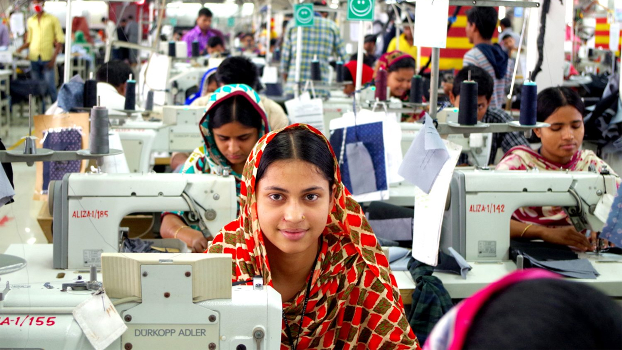 পোশাক রপ্তানিতে শীর্ষ ১০-এ বাংলাদেশের অবস্থান কত?