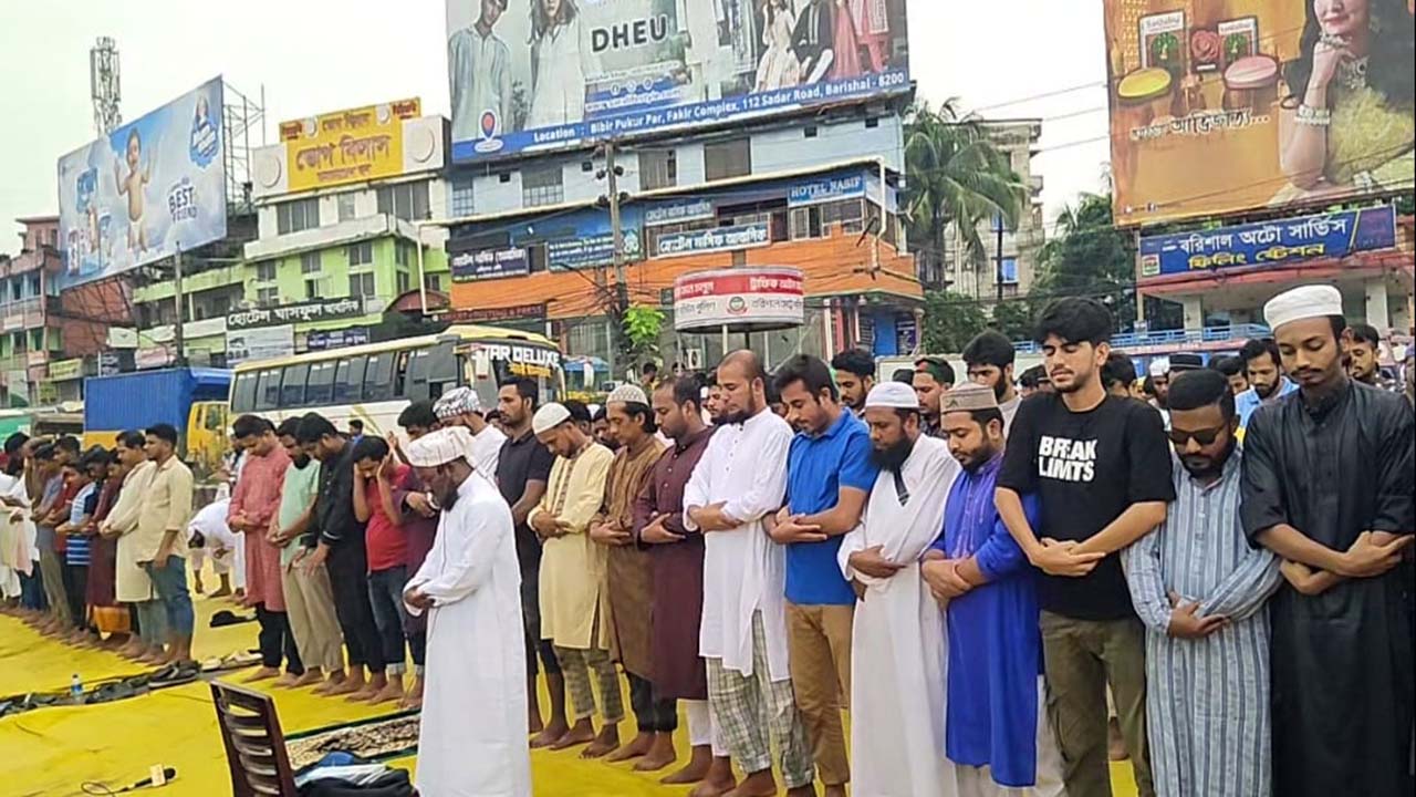 স্বাস্থ্যখাতের সংস্কার দাবিতে সড়কেই জুমার নামাজ আদায়